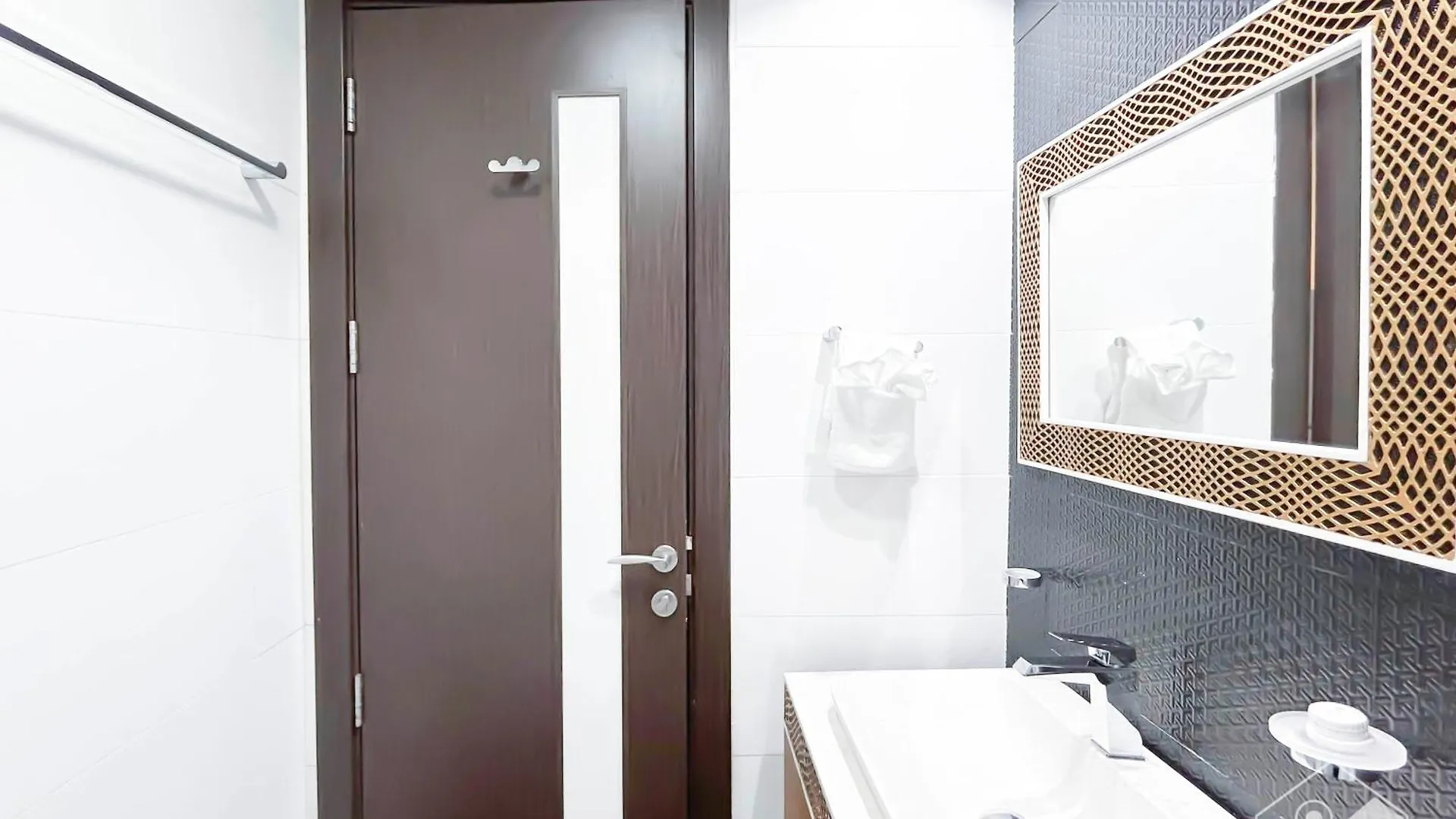 Contemporary Studio With City View In Business Bay Dubai Apartment